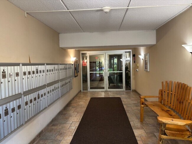 Building Photo - Great 1 BR/1 BA Condo in the Heart of Litt...