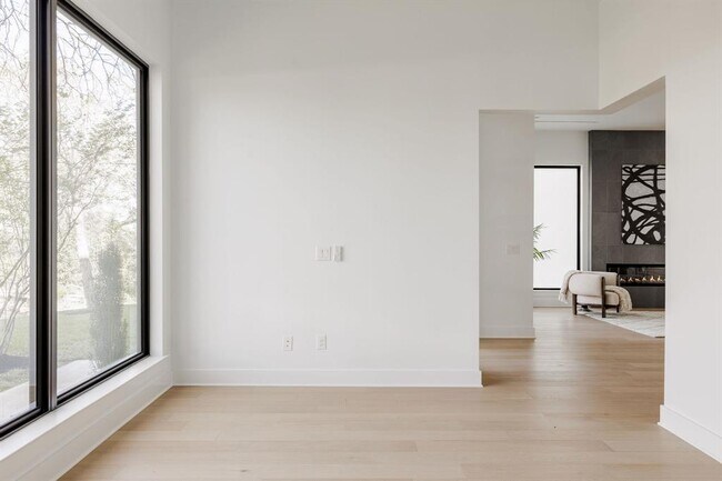 Building Photo - 2504 Bluffview Dr
