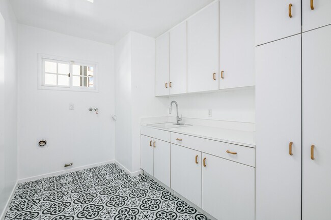 Building Photo - 16812 Addison St