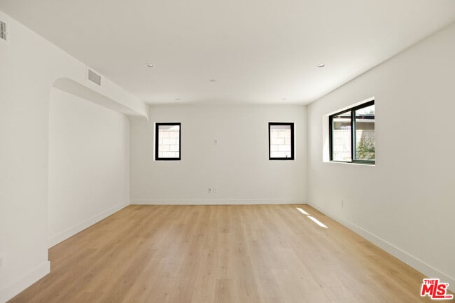 Building Photo - 2669 Benedict St
