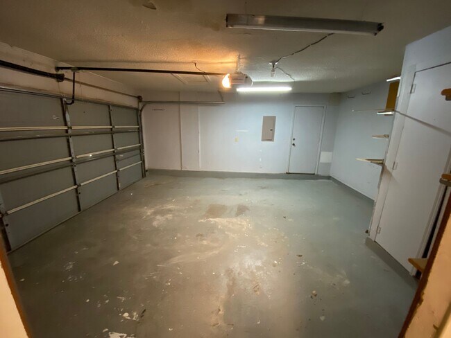 Building Photo - Updated 3 Bedroom, 2-1/2 Bathroom House on a Cul-de-sac