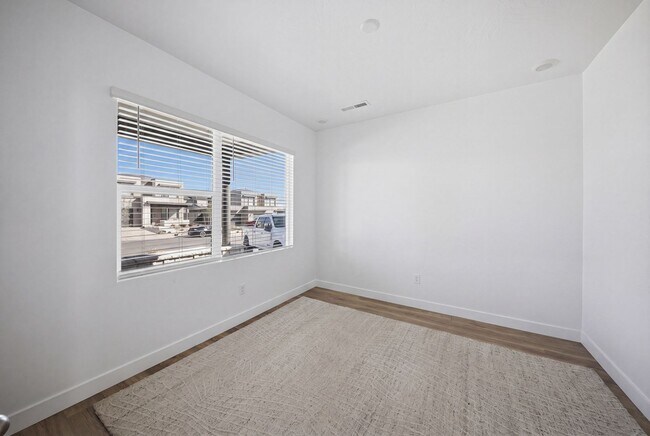 Building Photo - Extra Space, Extra Comfort! 5 Bedroom Home With Bonus Den in Long Valley!