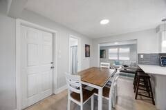 Building Photo - 1073 Kenwood Dr