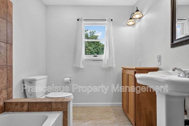 Building Photo - 626 Brightwood Ave