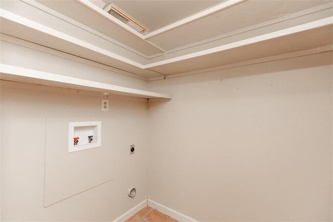 Building Photo - 208 S Cougar Ave