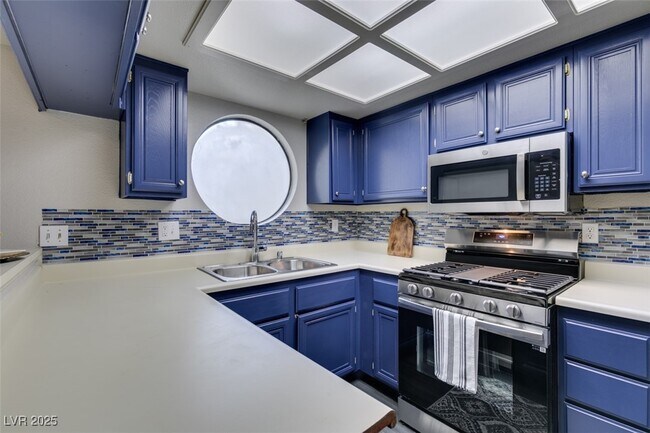 Building Photo - 820 N Sloan Ln