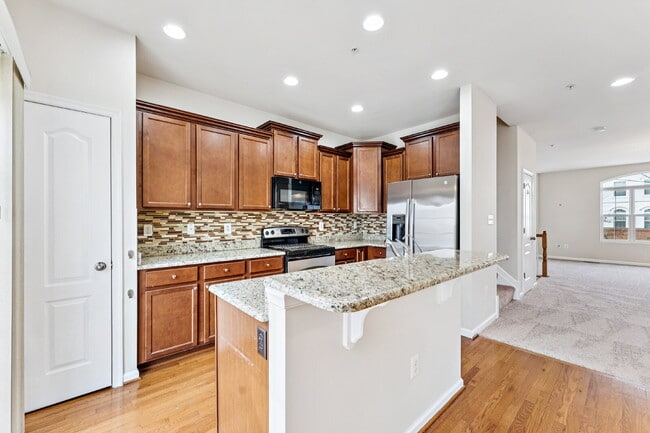 Building Photo - Charming town home located in a quiet, tree-lined community Field stone!