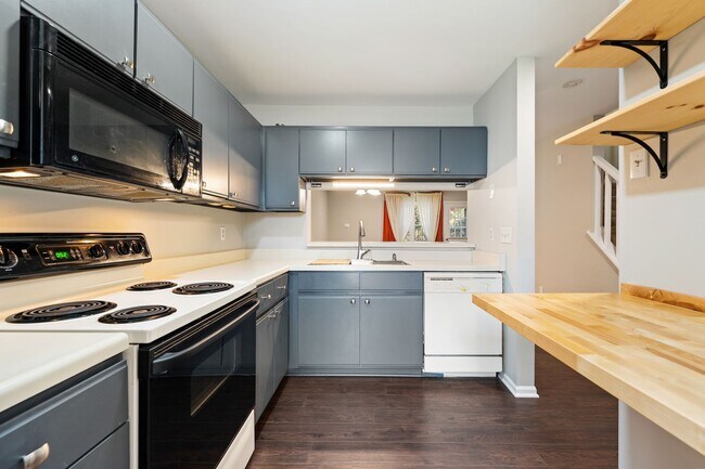 Building Photo - Spacious 3-Level Townhome Minutes from Dow...