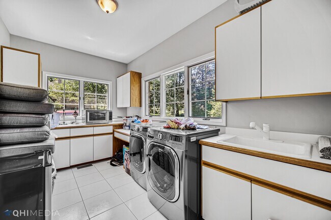 Building Photo - 8960 Enclave Dr