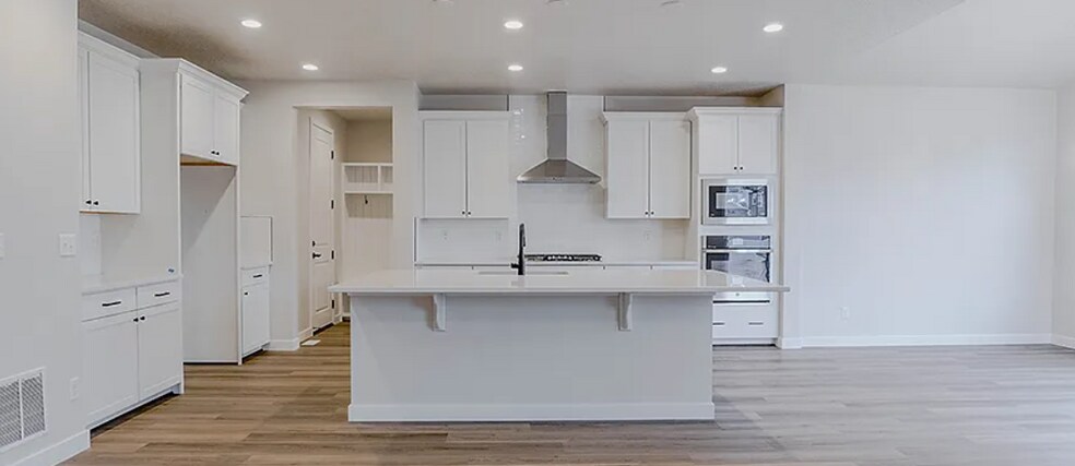 Building Photo - 1111 E Horseman Dr