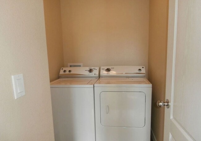 Building Photo - $500 off January rent !!! Two Story Town Home in Gold Hill Mesa