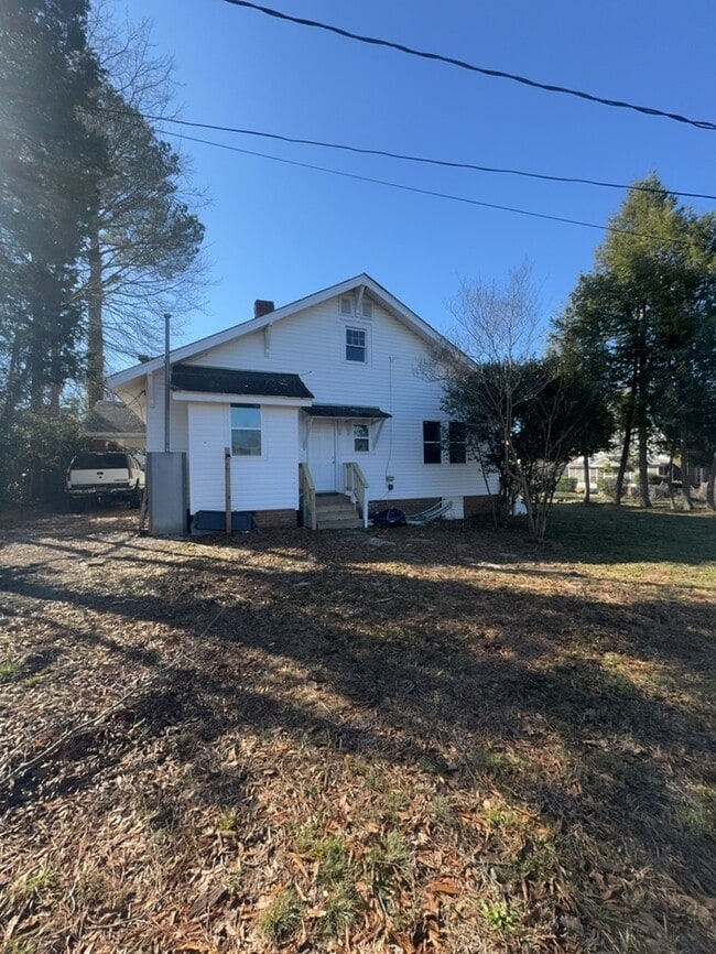 Building Photo - 3 Bedroom 2 Bathroom