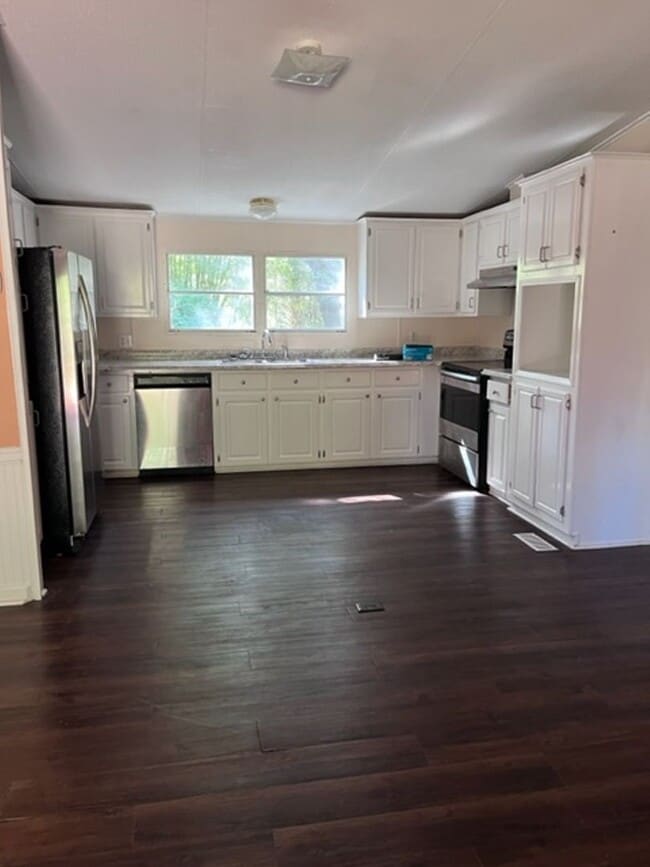 Building Photo - Large 4 Bedroom 2 bath DWMH