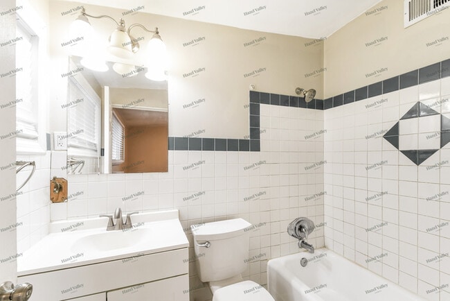 Building Photo - 860 St Anthony Ln