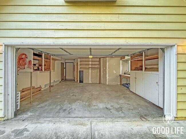 Building Photo - Beautiful 3Bd/2Ba Home On Over an Acre Lot!