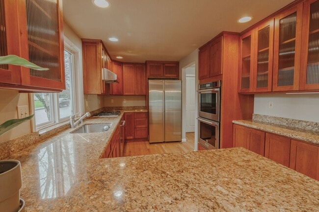 Building Photo - 2 Bedroom 1.75 Bathroom Townhome in Federal Way WA