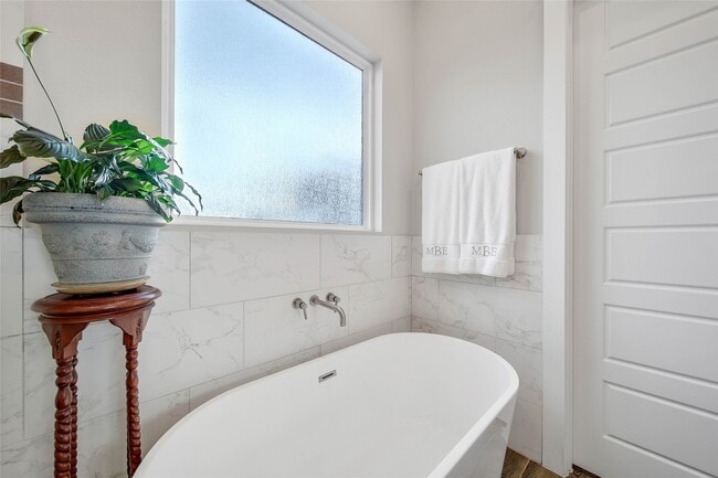 Building Photo - 814 Thornton Rd