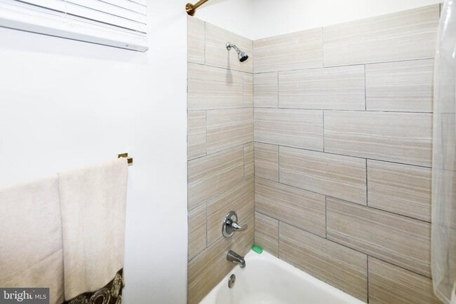 Building Photo - 554 Newcomb St SE