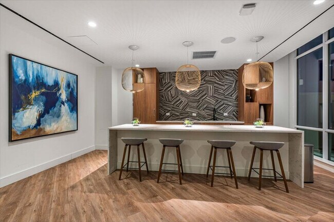 Building Photo - 57 Bank St