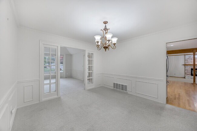 Building Photo - Welcome to your new home, located in Deer Creek, where pets are welcome.