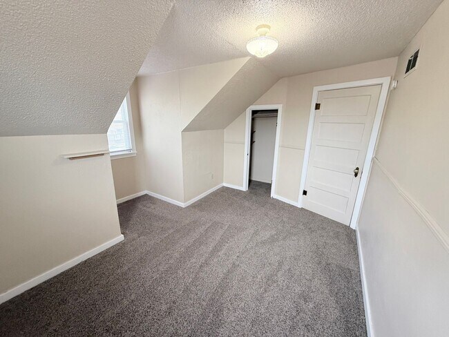 Building Photo - 5BR Home with Fenced Backyard, Firepit & Bonus Space