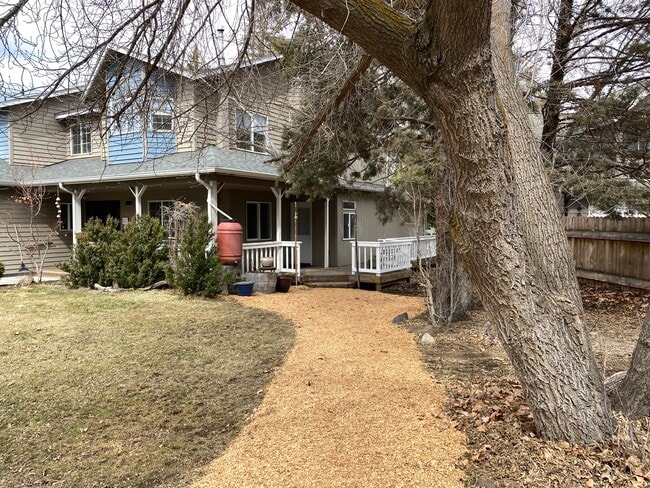 Building Photo - 2464-2 NE Ravenwood Dr