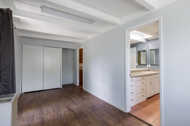 Building Photo - Spacious 5-Bedroom, 3-Bath Home with Pool ...