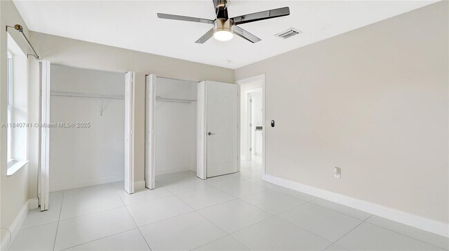 Building Photo - 1412 NE 53rd Ct