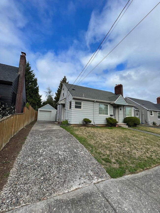 Building Photo - Renovated 3 Bed, 2 Bath House with Large Yard