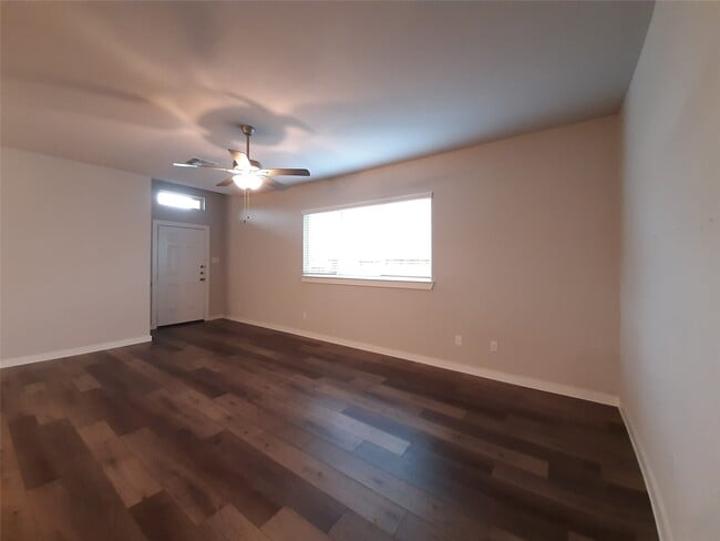 Building Photo - 9784 Grosbeak Ln