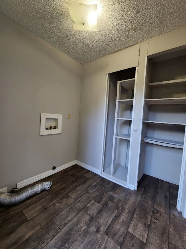 Building Photo - 3 Bed  2 Bath  2 Garage/Workshop and Fenced