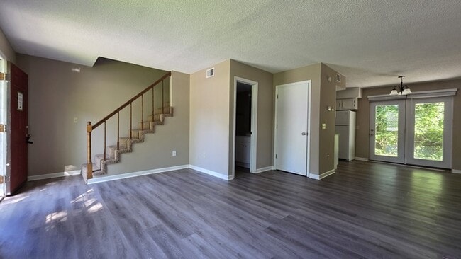 Building Photo - Renovated townhome in Linden Square.