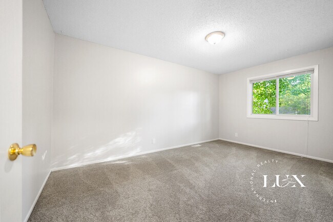 Building Photo - 3160 Walnut Grove Ln N