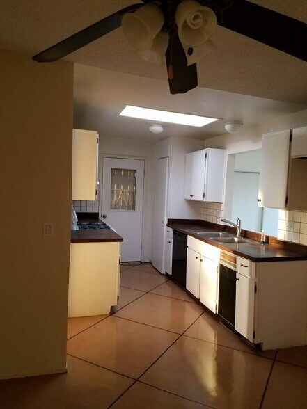 Building Photo - 5041 S Greenway Dr