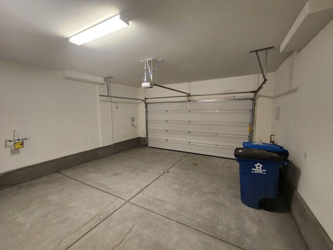 Building Photo - WOW Four Bedroom in North Summerlin!