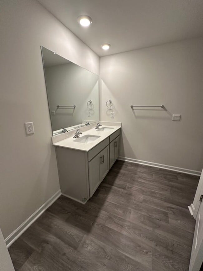 Building Photo - Graham