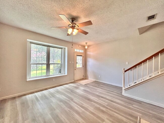 Building Photo - Lovely Rental with 2 Beds, 2.5 Baths & Spa...