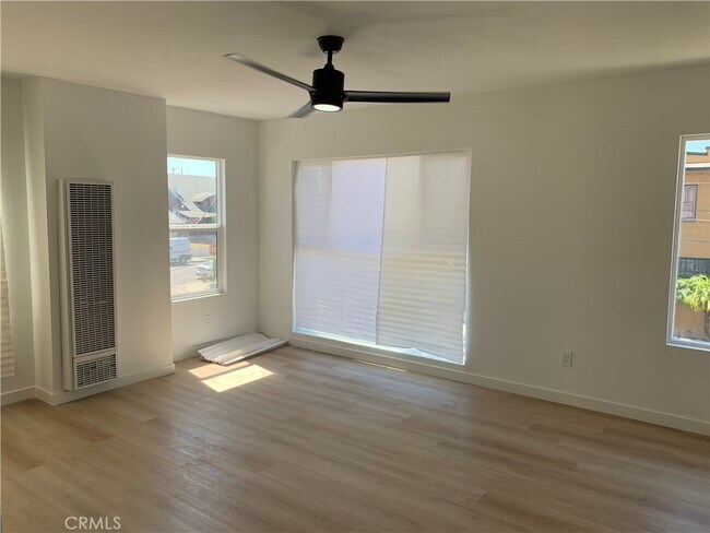 Building Photo - 1211 W 40th Pl