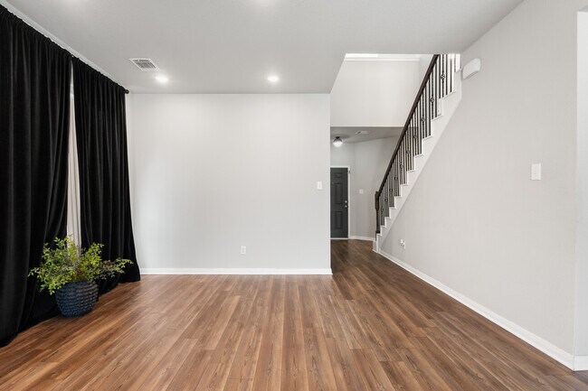 Building Photo - 6206 Golden Gate Dr