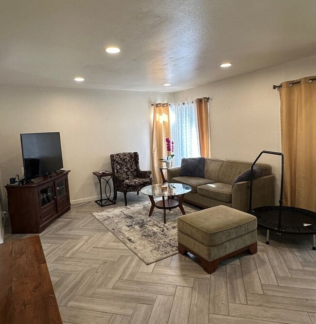 Building Photo - Jeffries Ranch Oceanside Home