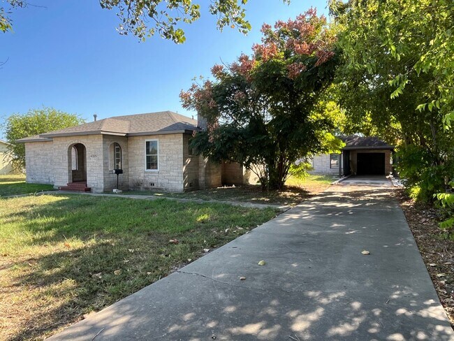 Building Photo - HOUSE AND BACK APARTMENT ON LARGE LOT!!