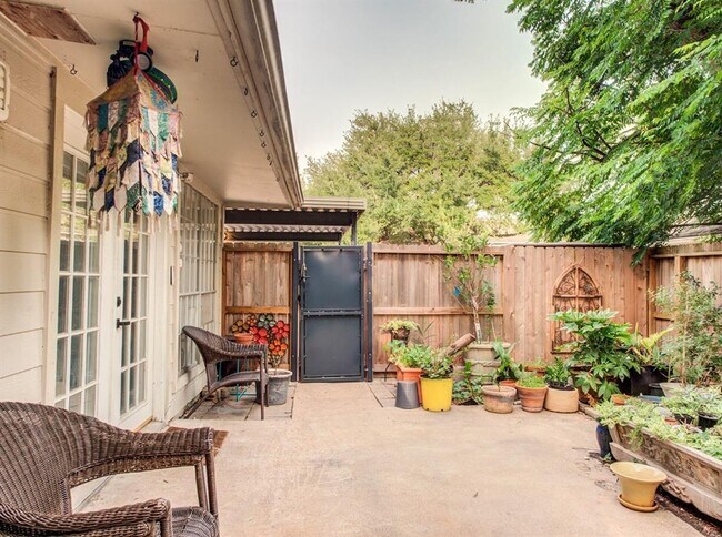 Building Photo - 9404 Beechnut St