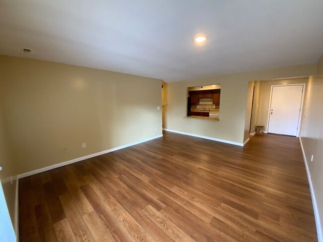 Building Photo - 3 Bedroom 1 Bathroom Apartment