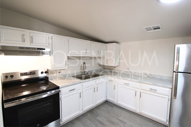Building Photo - Charming 2-bedrooms, 1-bath home in the he...