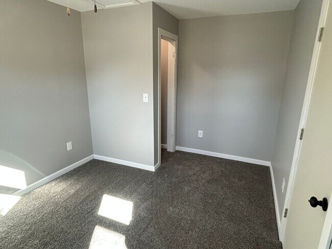 Building Photo - Newly Remodeled!