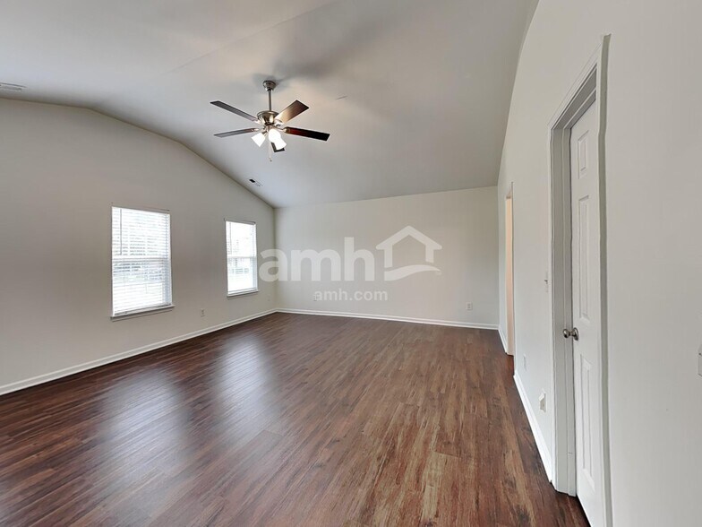Building Photo - 5001 Autumn Oak Dr