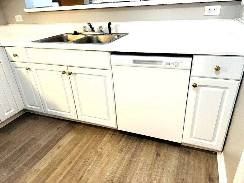 Building Photo - 5551 Robmont Dr