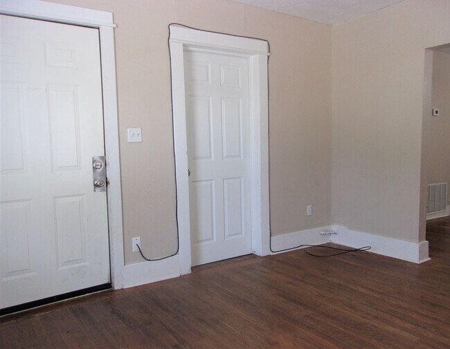 Building Photo - 2 BED 1 BATH HOME WESTLAWN PARK ADDITION O...