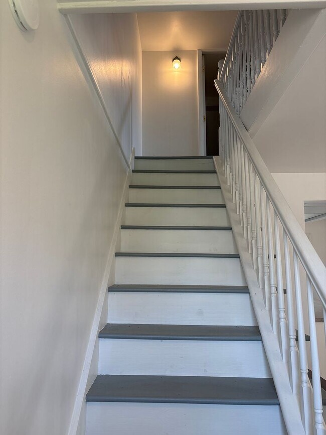 Building Photo - 1 Bedroom 1 Bath 2 Story Cottage-Suburban SD