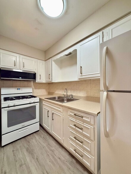 Building Photo - 565 Sidney Ave